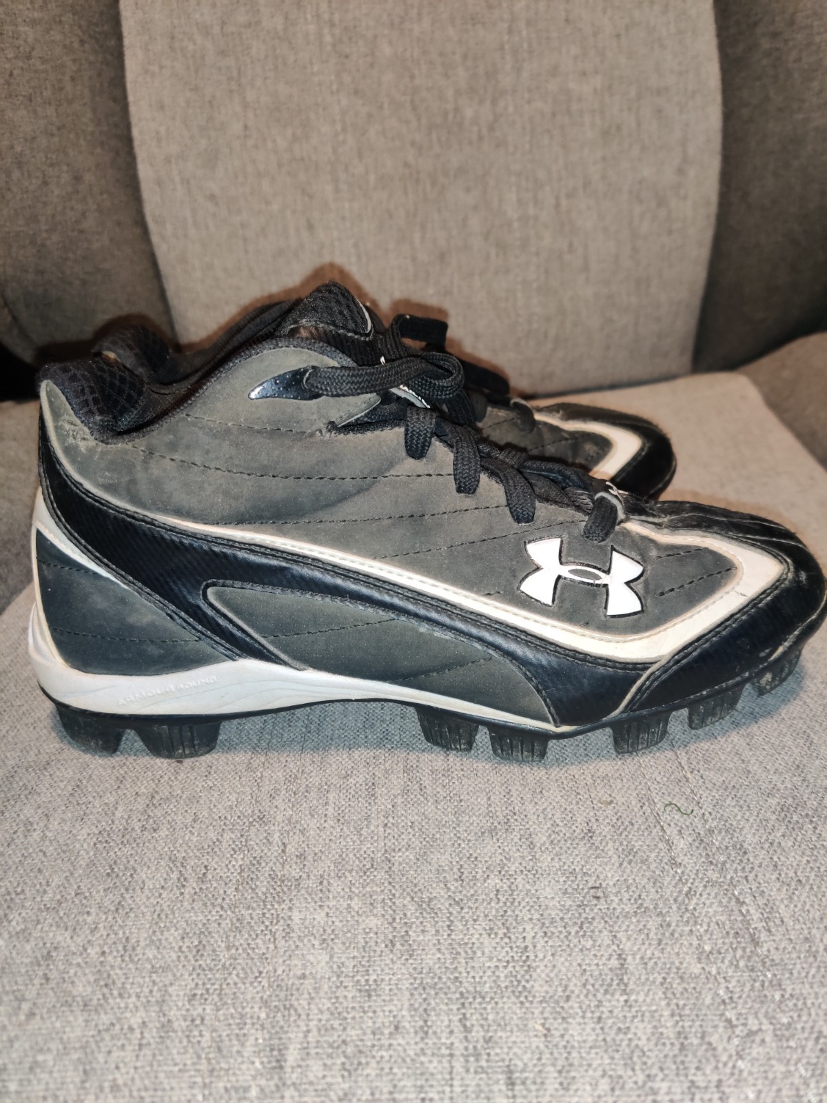 Under Armour Rubber Baseball Cleats Youth Size 2.5 Black White