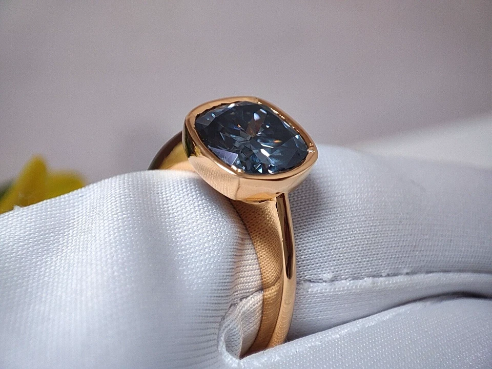 Anillo de compromiso de moissanita, anillo de oro amarillo macizo de 10 quilates corte cojín gris oscuro de 8 mm Foto 2 de 4