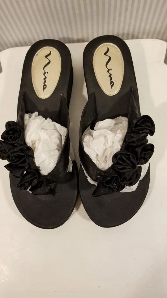 Sandálias tanga Nina preta fantasia cunha fofa flip flop com flores de cetim tamanho 10 - Imagem 4 de 4