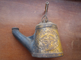 LARGE VINTAGE WELL'S PATENT UNBREAKABLE No. 18 CAST IRON OIL LAMP. 18 cm high.
