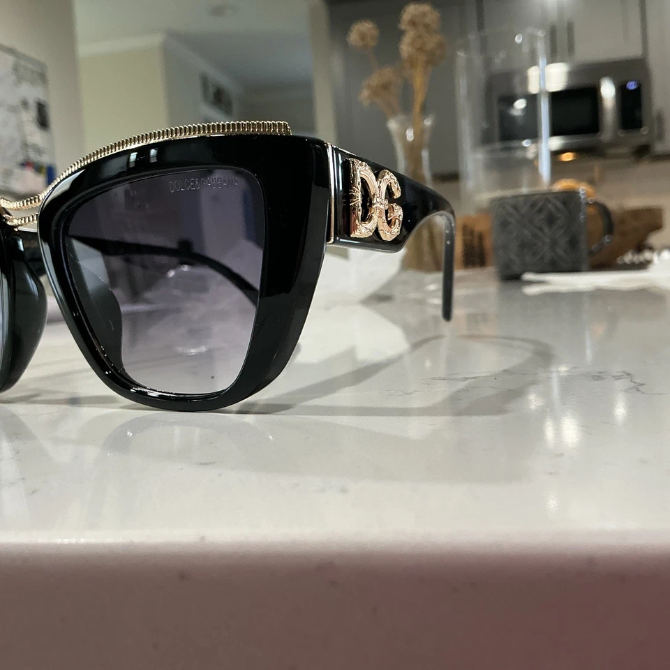 Gafas de sol Dolce negras ojo de gato con detalles dorados y logotipo hechas en Italia Foto 2 de 4