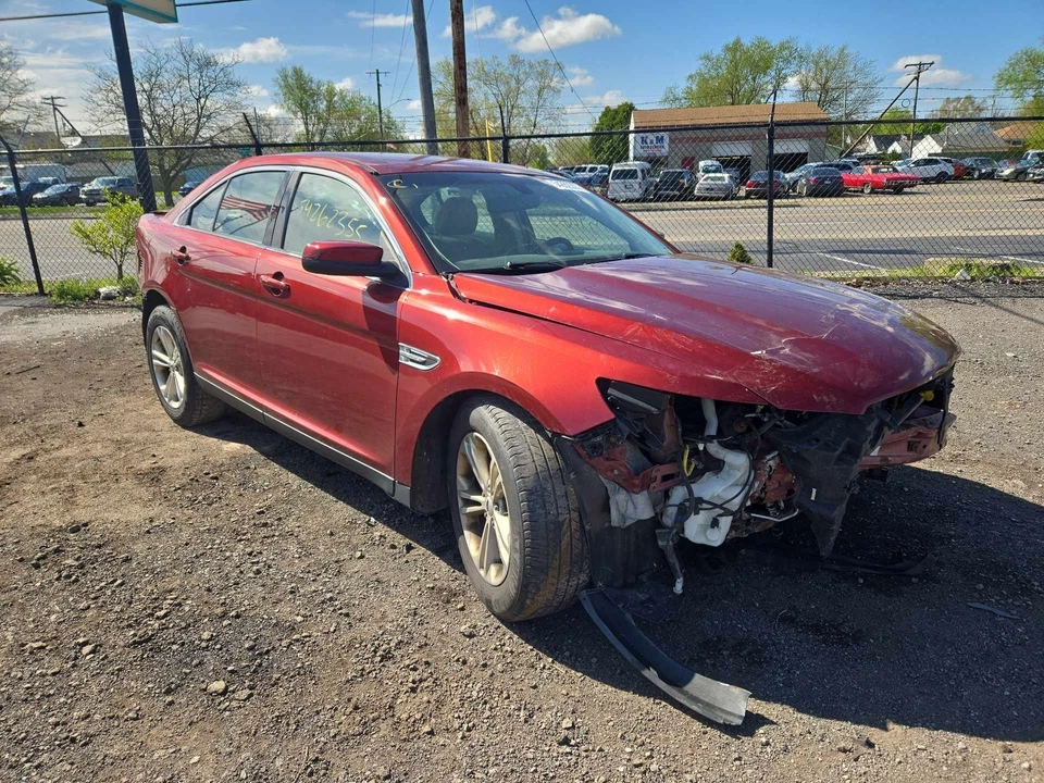 Conjunto de luz trasera derecha usado se adapta a: Ford Taurus 2014 sin paquete policial cuarto Foto 2 de 4