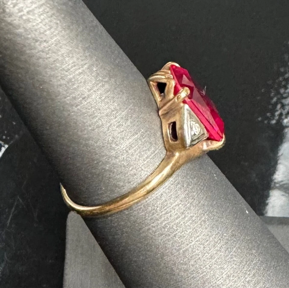 ART DECO YELLOW GOLD LAB-CREATED PINK SAPPHIRE AND DIAMOND RING SIZE 5 - Image 3 of 4