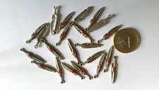 Lot de 22 Pendentif Plume indienne métal avec un peu de rouge