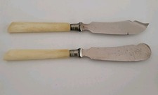 Altes Butter- und Käsemesser jeweils mit Horngriff beide 18,5cm lang