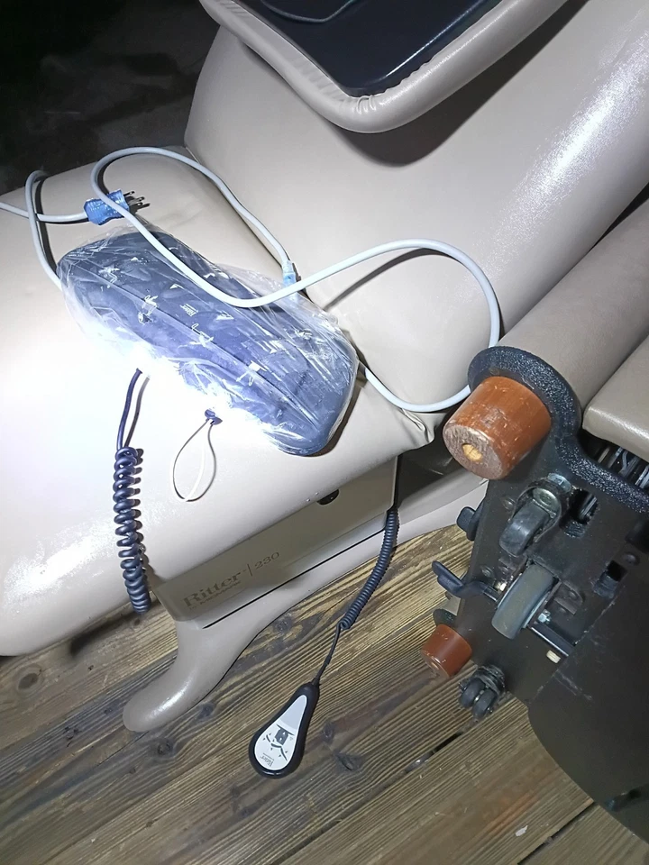 Silla de mesa de procedimiento eléctrico Midmark RITTER 230 de segunda mano. Color bronceado Foto 2 de 3