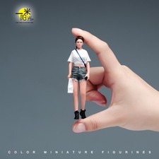 Diorama Scene Prop 1:18 Girl with Handbag Doll Realistic Miniature Figure Toys