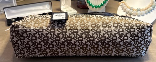 DKNY WOMEN'S MEDIUM CLARYCE TOTE w/ CREDIT CARD HOLDER BROWN LOGO PRINT $268 NWT - Picture 3 of 5