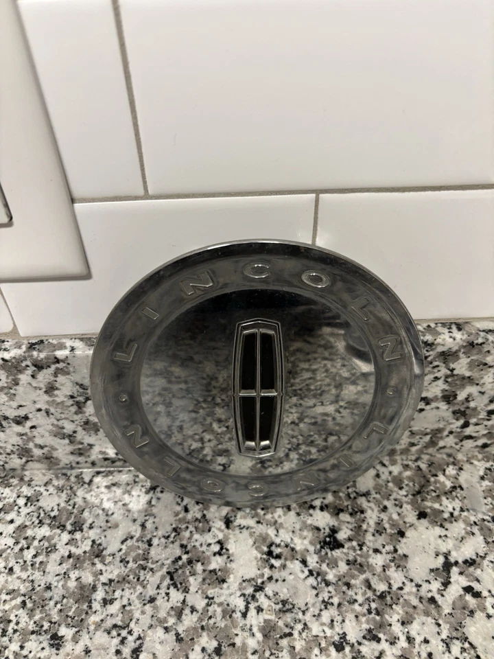 Lincoln MKZ 2008 acabado cromado tapa central Foto 2 de 4