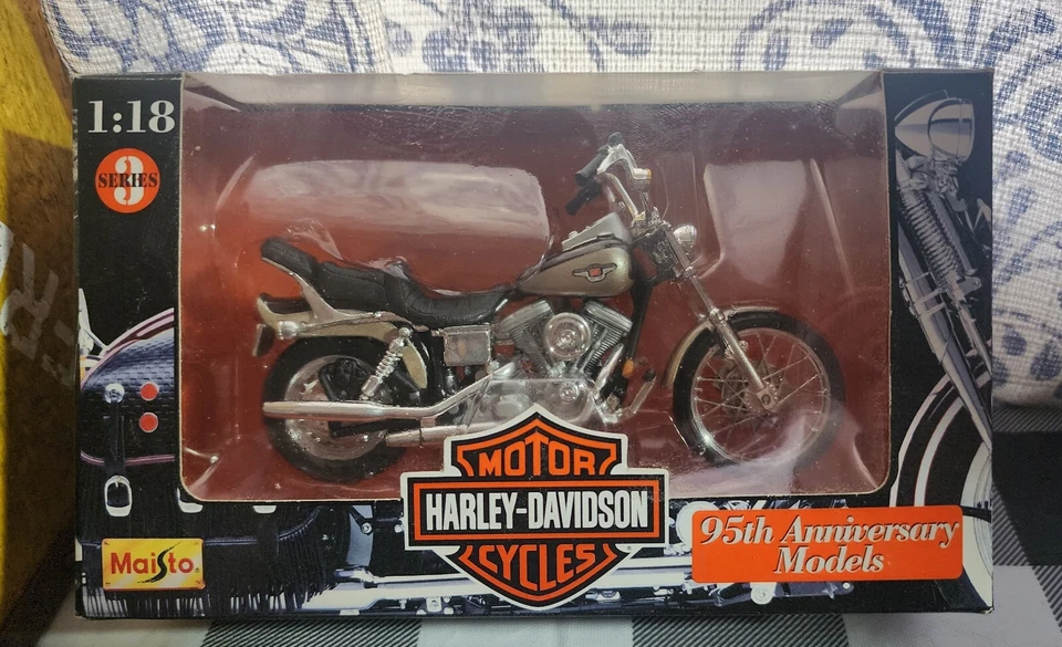 Die Cast Harley-Davidson Dyna Wide Glide, 95th Anniversary by Maisto - Image 2 of 4