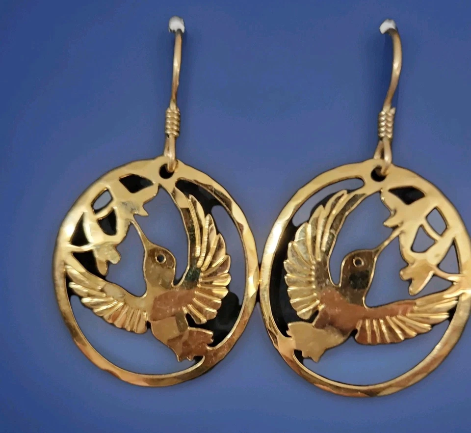 Pendientes colgantes colibrí enchapados en oro Wild Bryde Foto 2 de 4