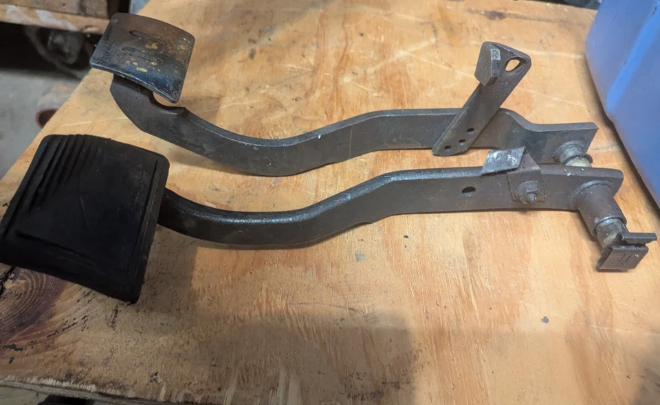 Pontiac 1965-67 GTO Lemans 4 pedales SPD GM. 400 389 4 velocidades Foto 2 de 3