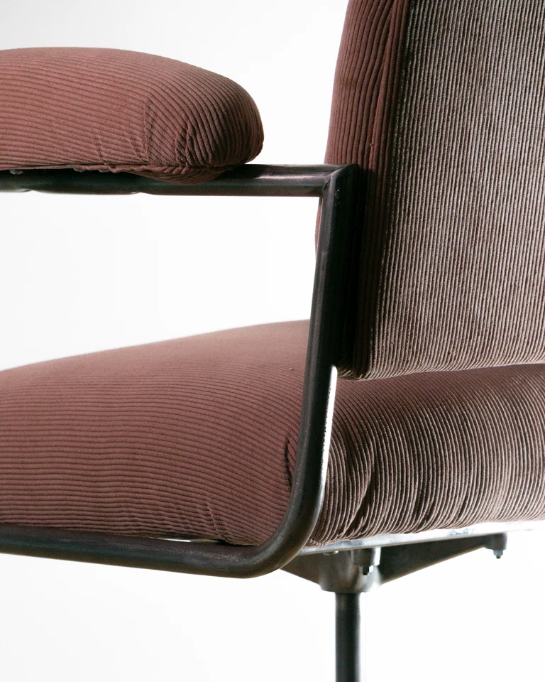 Silla de despacho recién tapizada y pulida. De diseño ideal estudio o salón - Imagen 3 de 3