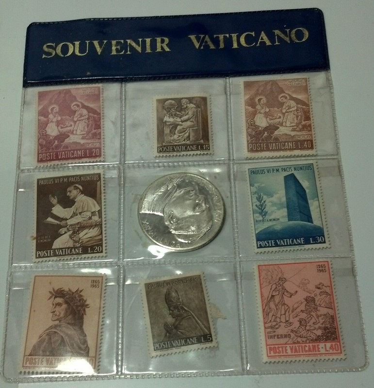 Early Vatican City Souvenir Vaticano Plastic holder 8 Stamps and 1 medal NM/VF