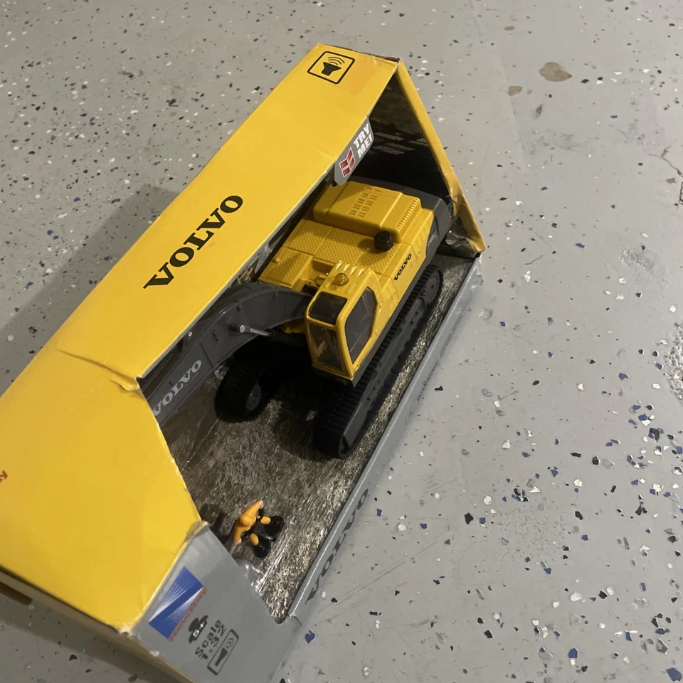 Volvo EC140E экскаватор 6,5 «литой с пластиковой конструкцией новый Ray игрушка желтый - Изображение 4 из 4