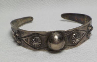 Vintage Fred Harvey era Bangle (ナバホ族) ✸ 𝟏𝟗𝟒𝟎'𝐬 𝐍𝐚𝐭𝐢𝐯𝐞 𝐀𝐦𝐞𝐫𝐢𝐜𝐚𝐧 𝐅𝐫𝐞𝐝 𝐇𝐚𝐫𝐯𝐞𝐲