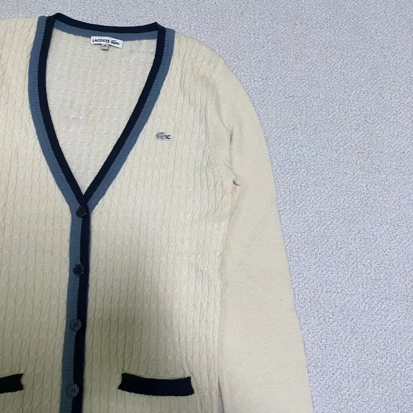Lacoste Women's Cardigan N.2019 - Size 95 M, Good Condition