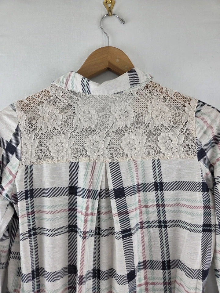 Camisa feminina Vanity mistura de linho leve azul xadrez e renda com botões M - Imagem 4 de 4
