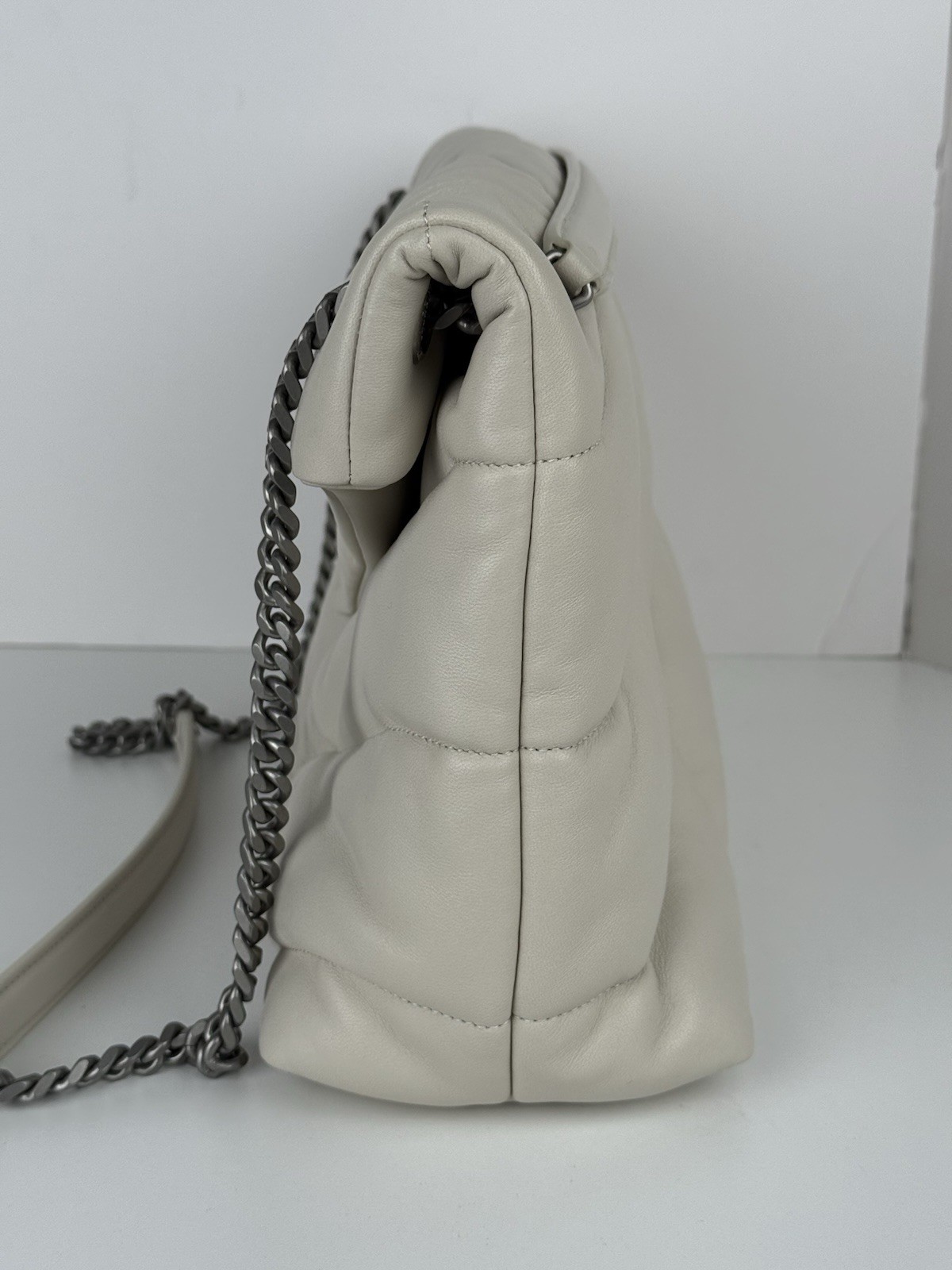 Saint Laurent LouLou Puffer Borsa a tracolla media bianca
