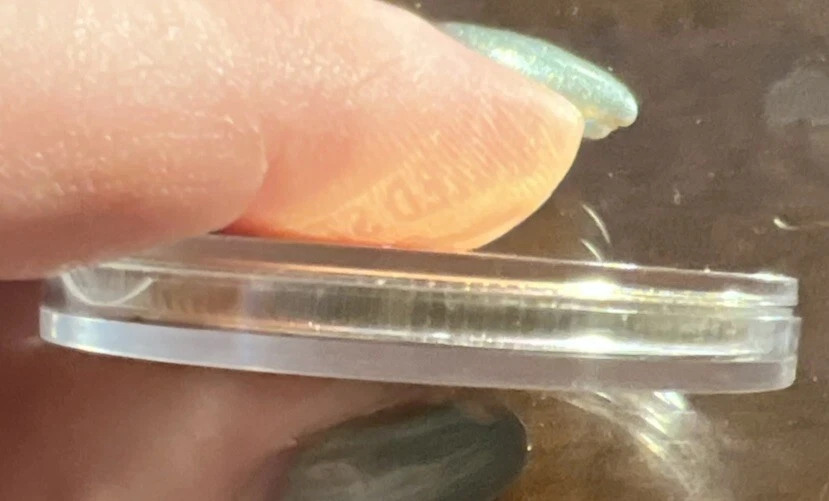 Moneda de Estados Unidos enchapada en oro de La Sirenita de Disney Foto 3 de 3