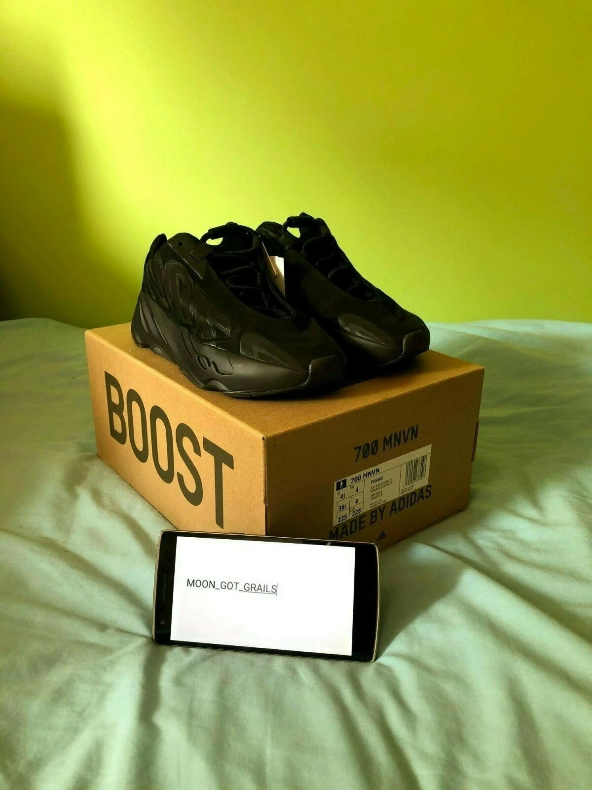 Yeezy Boost 700 MNVN Nero UK 4 US 4.5 nuovo con scatola