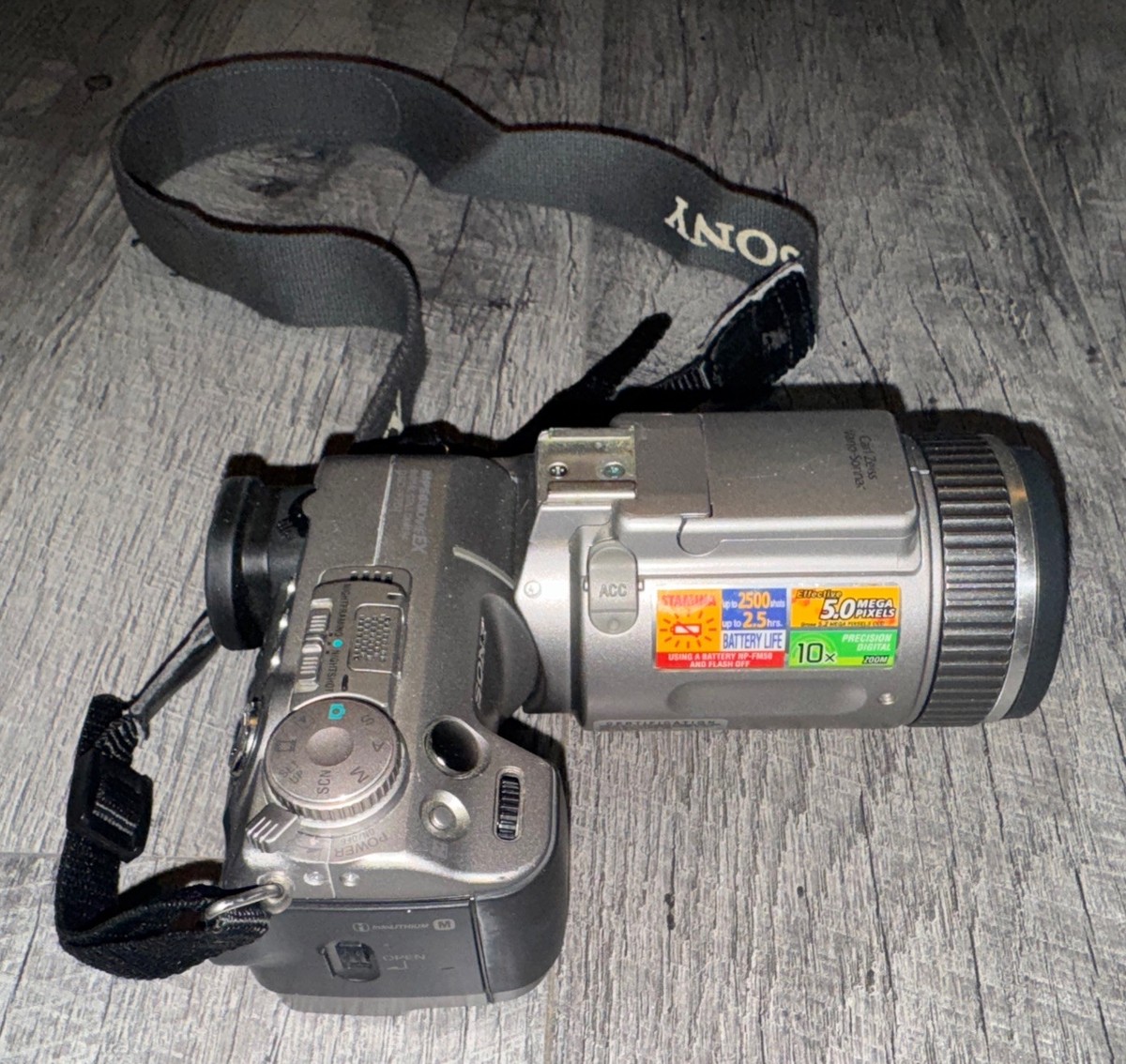 Sony Cyber-shot DSC-F707 5.0 MP Digital Camera w/Extras! (capable