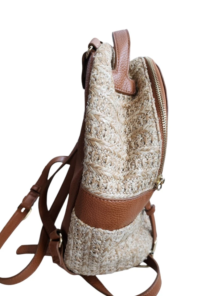 Mini mochila Steve Madden de cuero marrón y paja para mujer pequeña herrajes dorados Foto 3 de 4