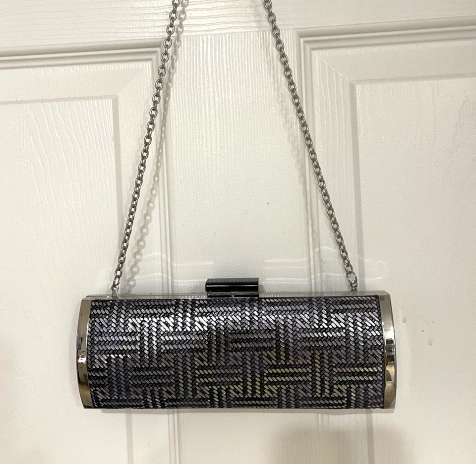 Sondra Roberts 银色黑色手拿包绗缝缎面链条晚装 Metalic — 第 2/4 张图片