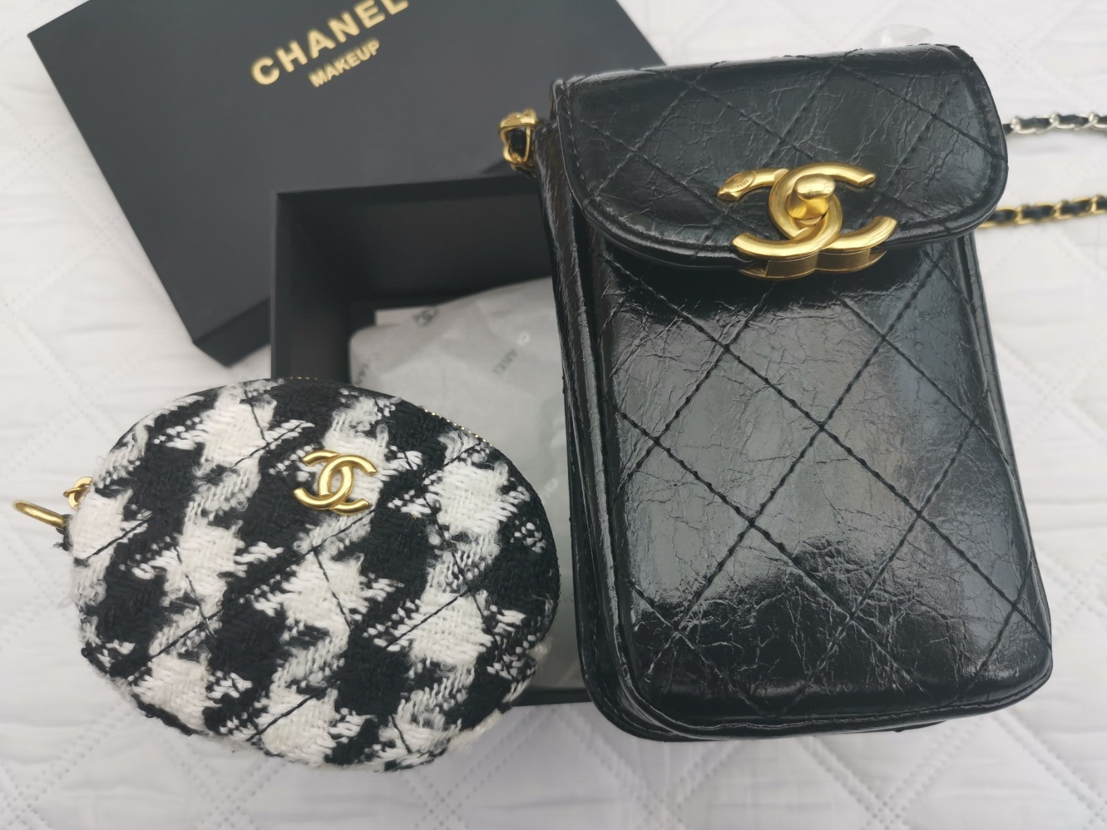 Chanel Bolso de maquillaje de herrajes negros y dorados monedero y bolsa, REGALO VIP