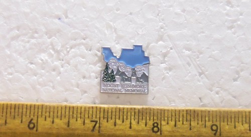 Mount Rushmore - National Memorial Pin - Picture 2 of 4