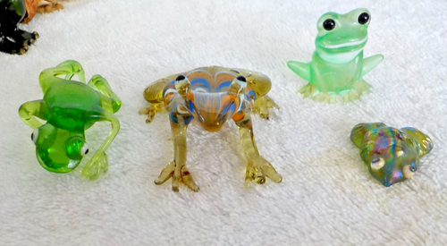 Lot of 4 multicolored glass frog figurines - 1" to 2.5" - Picture 2 of 6