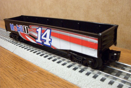 Góndola LIONEL Mobil 1 Stewart - Coche de carreras Haas #11426 calibre O | Condition: New