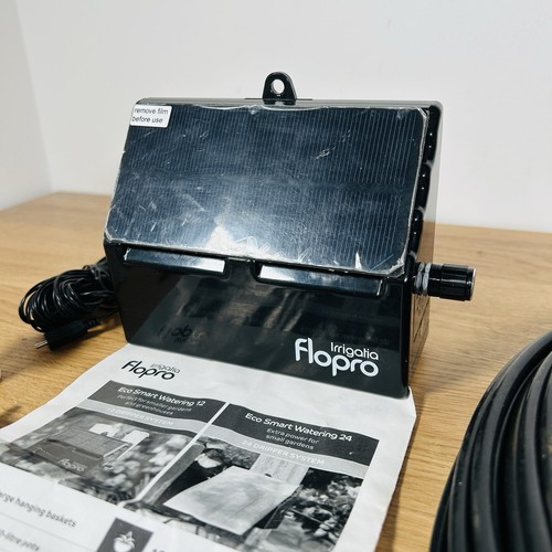 Sistema de riego inteligente Flopro Irrigatia Solar Eco 12 ollas sin usar sin caja - Imagen 5 de 7
