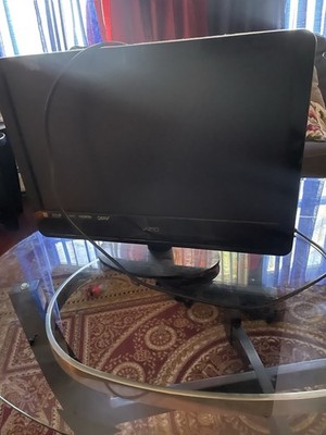 VIZIO LCD Flat Screen TV Black HDMI RGB PC Composite Built-in Speakers