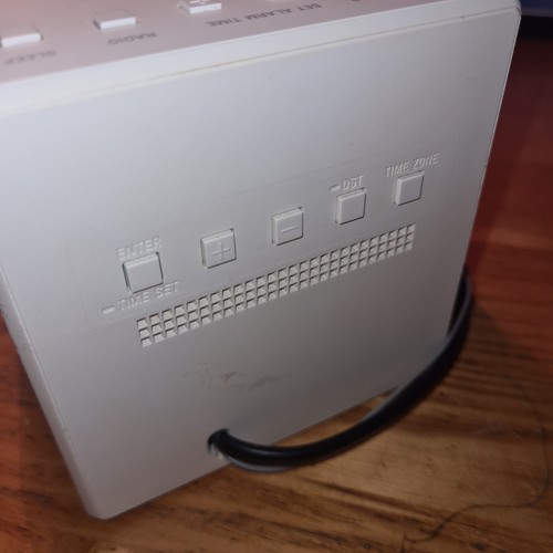 SONY ICF-C1T CUBE AM/FM White Bedside Clock Radio - Picture 5 of 6