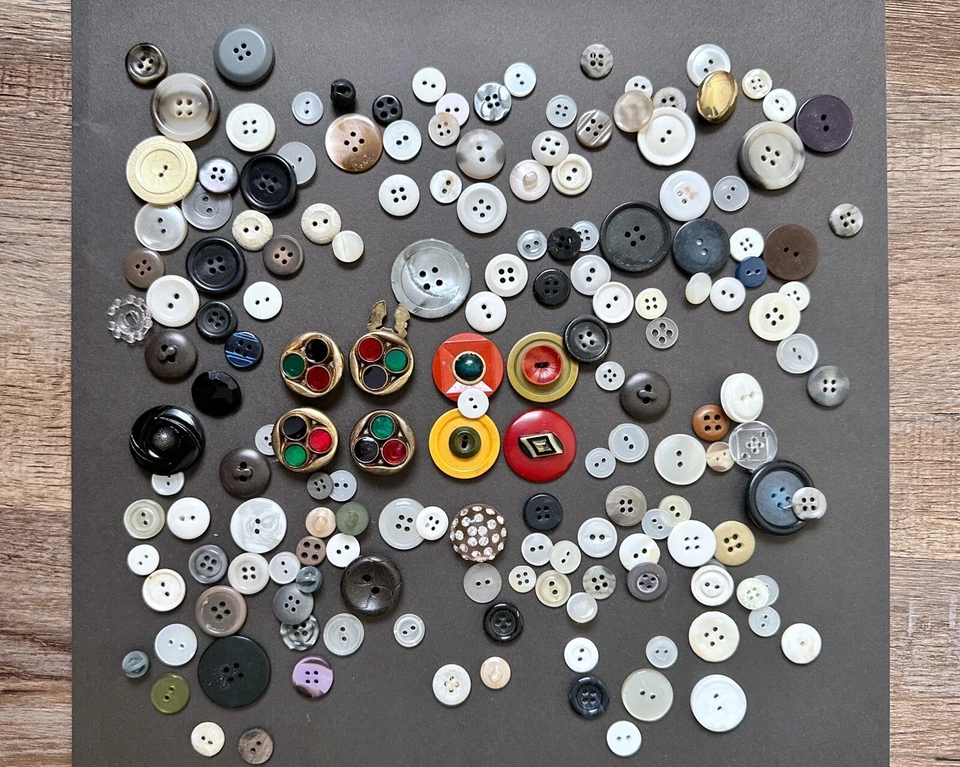 Vintage Lot Of 100+ Multi Designed Buttons - Image 3 of 4