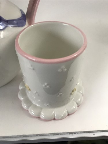 Jarra de agua blanca BELLA CASA By Ganz con tulipanes y taza superior 7"" NUEVA - Imagen 7 de 12