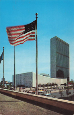 Postcard United Nations Buildings With old Glory Waving Proudly VTG ME4.