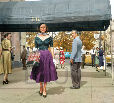 1952 New York. People looking at fashion model Doris Erwin 14 x 11''  Photo