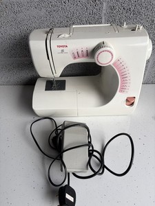 Toyota RS2000 Modell RA224 Nähmaschine + Fußpedal und Zubehör.