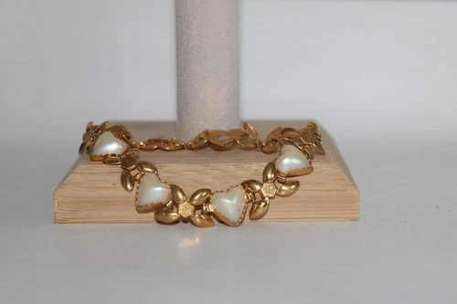 Vintage Costume Jewelry Gold Tone Plastic White Heart Bracelet 7"