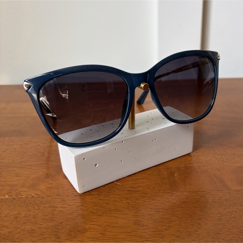 GUESS GU7483 Women’sSunglasses Blue Plastic/Frame gray Tinted Lens 56-17-135