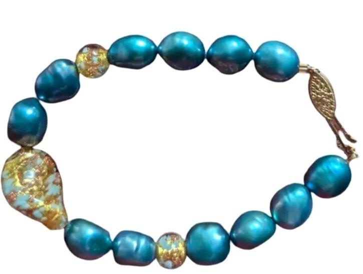 Brazalete de perlas azules de agua dulce de 8" con cierre de oro de 14k y oro en 3 cuentas Foto 2 de 4