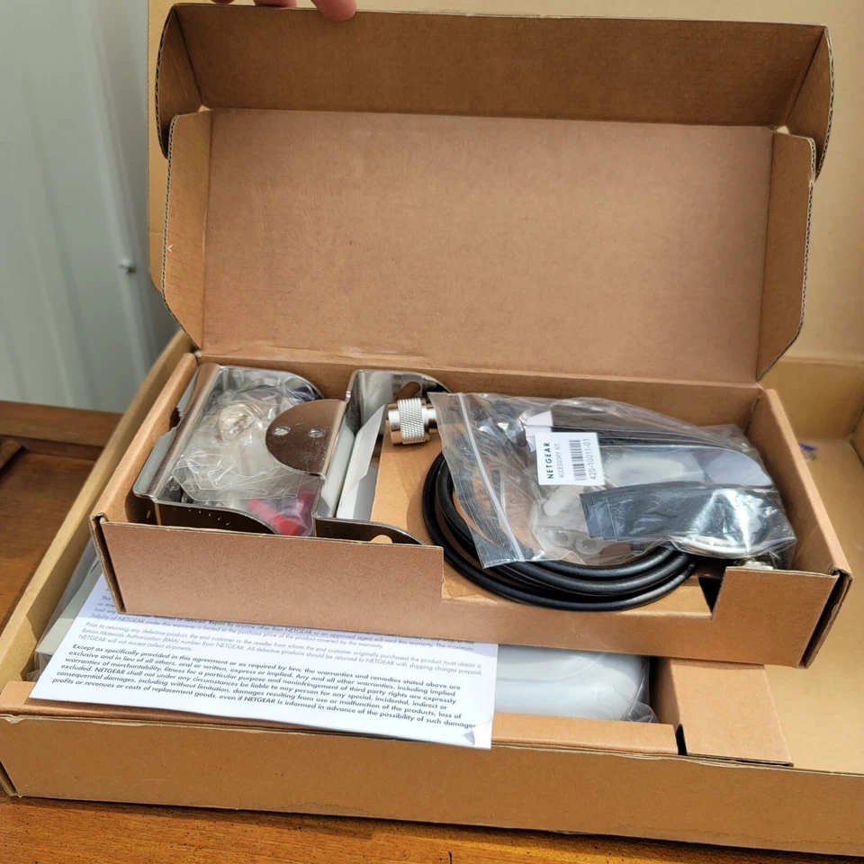 NETGEAR ANT24D18v2 14Dbi Patch Panel Directional Antenna - Image 4 of 4