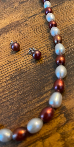 18" CHOCOLATE AND WHITE PEARL NECKLACE WITH MATCHING STUD EARRINGS - Picture 5 of 5