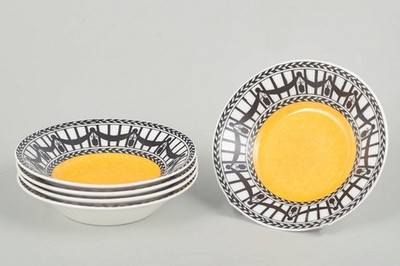 Royal Worcester, England. Set aus fünf kleinen Fayenceschalen. 1920er Jahre.
