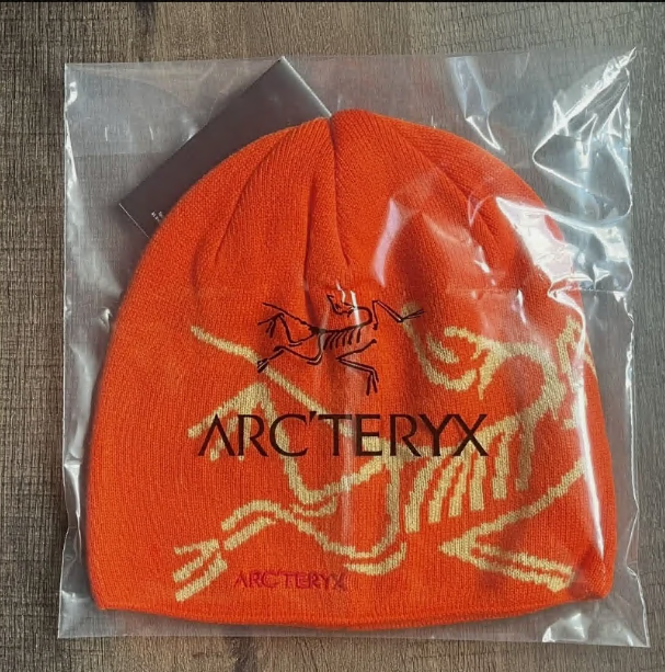 Arcteryx Hat V2 Red 100% Wool Bird Head Toque Beanie Warm Knit Cap