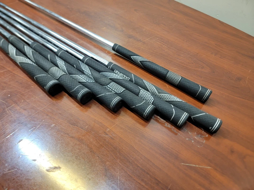 Bombtech 4.0 黑色 4-PW 铁杆套装  — 第 3/4 张图片