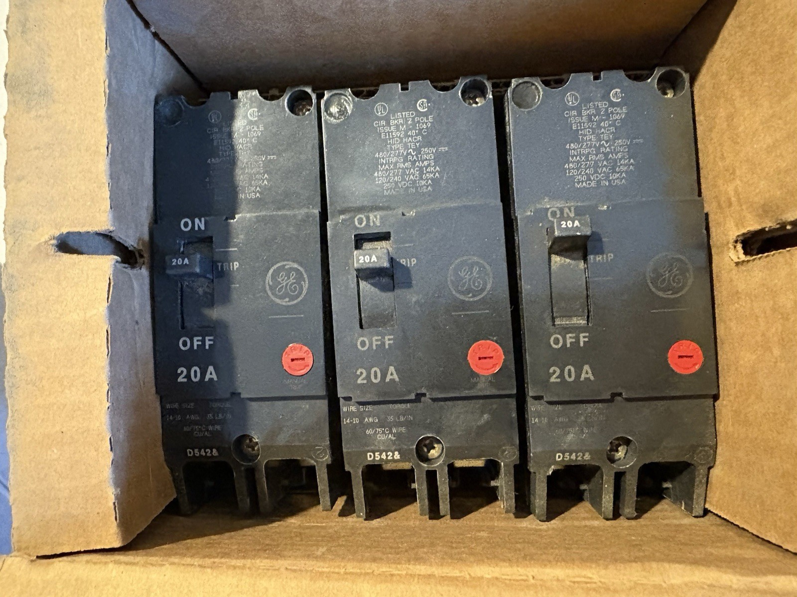GENERAL ELECTRIC  breakers TEY220 480/277VAC 20A.  3 IN BOX NEW