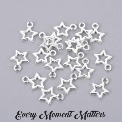 50 x Tibetisches Silber HELLES SILBER WEIHNACHTEN HOHLER STERN KLEIN 10x12mm Charms